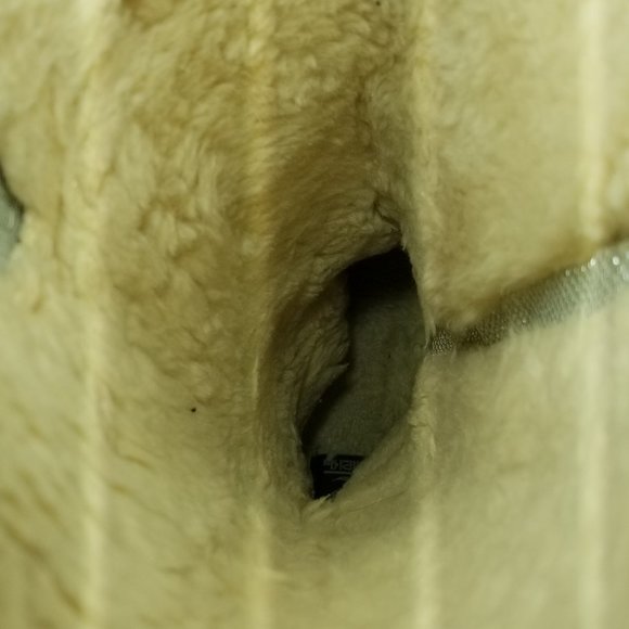 Bringing the bling! Shiekh knee length fur-lined boots and True Religion tee. - Picture 15 of 16